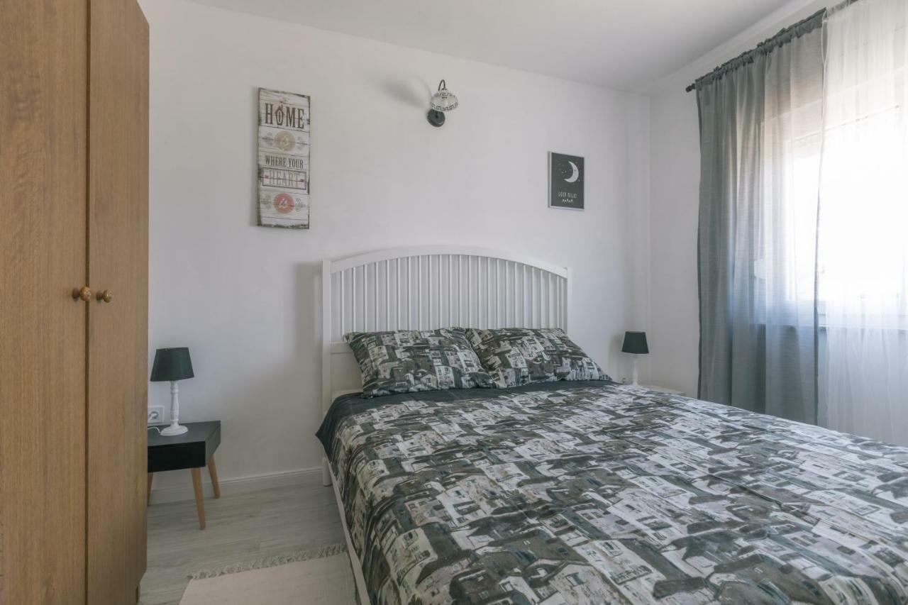 Ferienwohnung Hedon-Stone Starigrad Paklenica Exterior foto